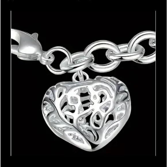 NWT Heart Shaped Pendant Fashionable Silvery Bracelet. - Picture 3 of 6